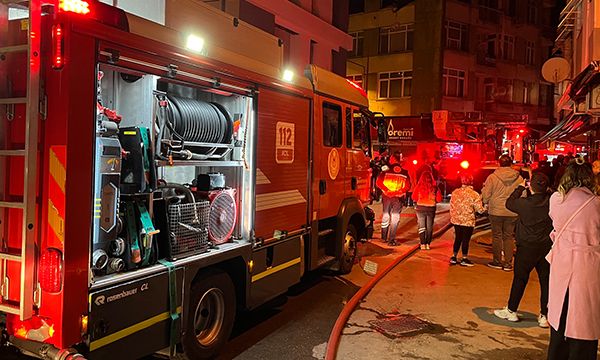 İzmir'de ev yangını